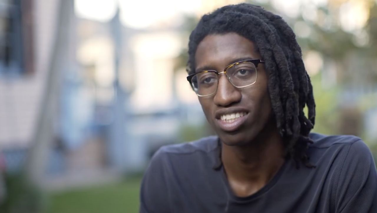 Un hombre explica cómo la gratitud ha bendecido y cambiado Su vida