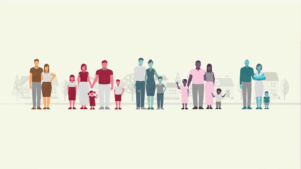 Una fila de familias frente a unas casas
