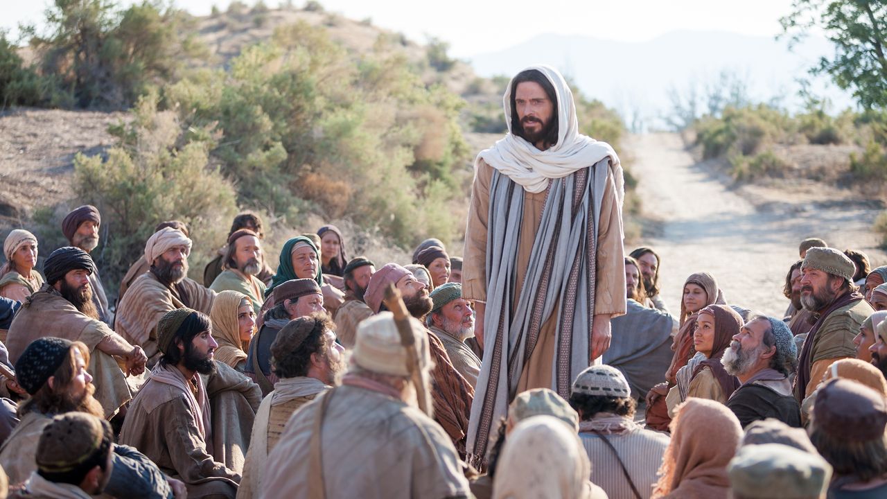 Jesucristo enseñando a Sus discípulos a un lado del camino