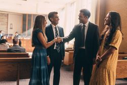 Una pareja conversa en una capilla
