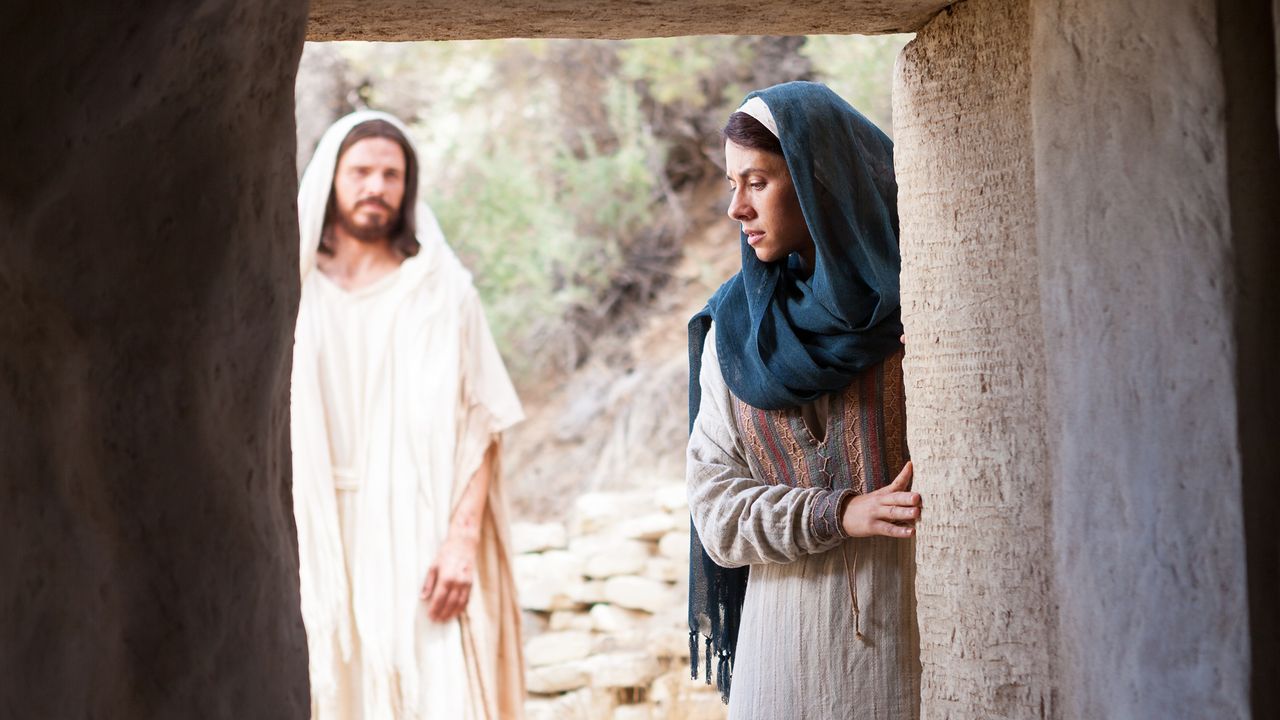 Jesucristo resucitado habla a María Magdalena ante el sepulcro vacío