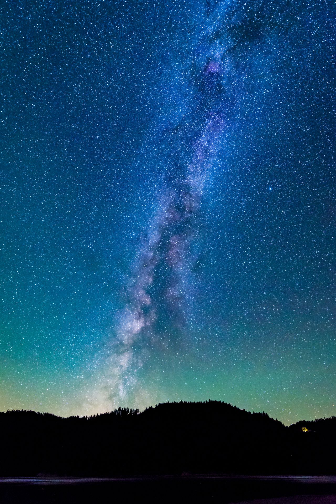 La Vía Láctea se muestra resplandeciente en el cielo nocturno