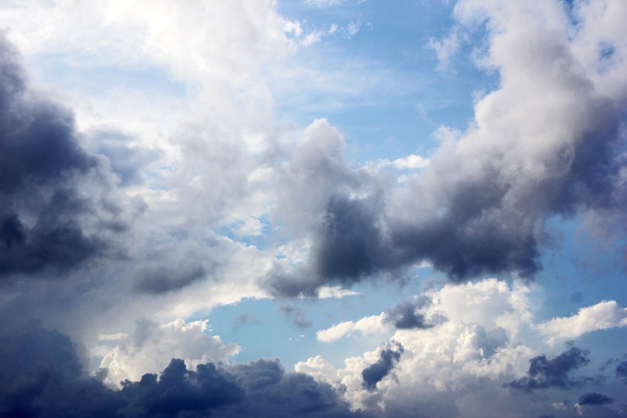 Luz que brilla a través de las nubes para representar la presencia del Espíritu Santo