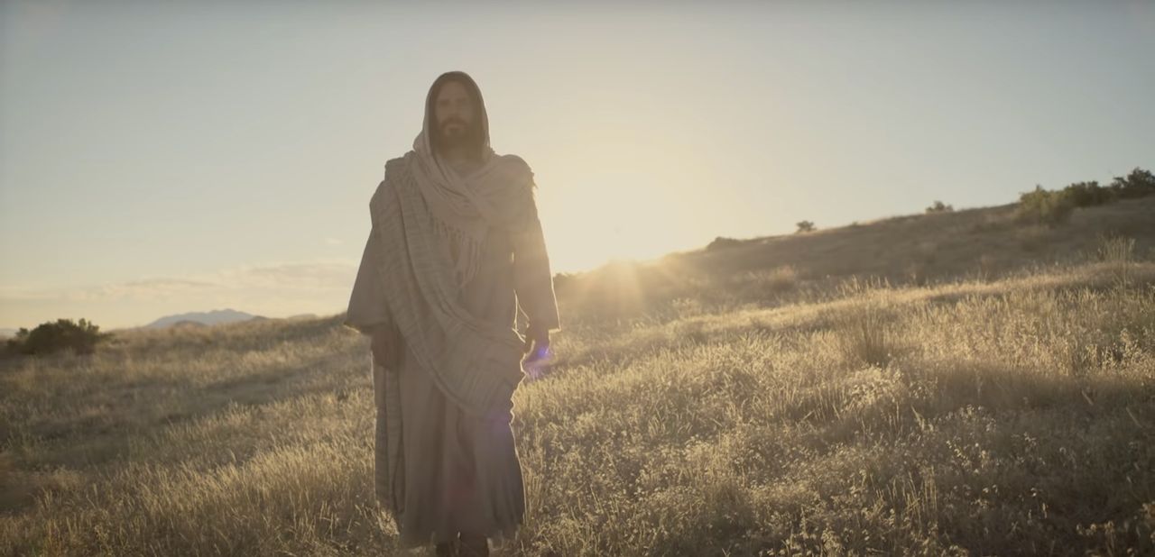Jesucristo caminando por un campo e invitando a todos a venir a Él