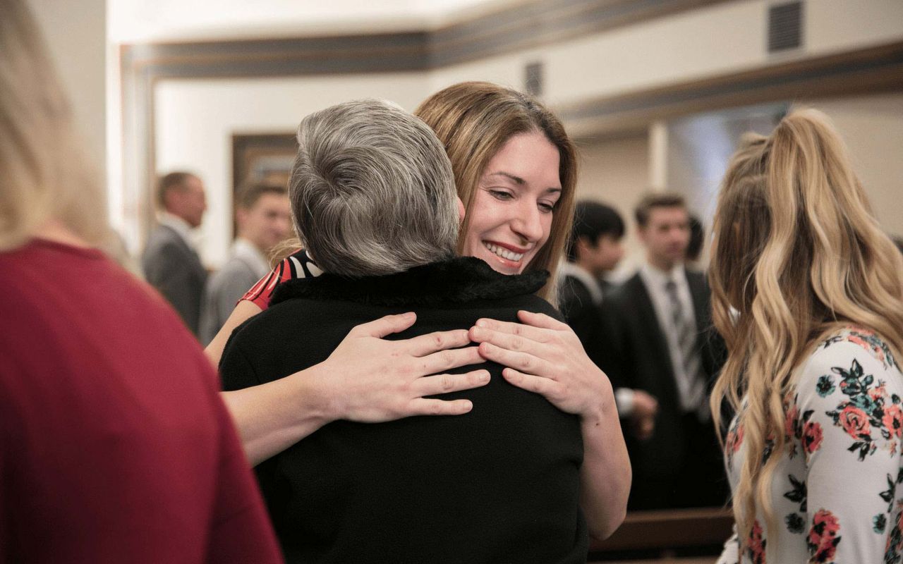 Lizzy recibe la bienvenida a La Iglesia de Jesucristo de los Santos de los Últimos Días después de haber sido bautizada