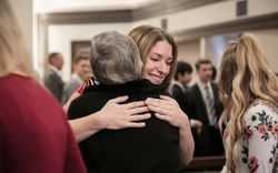 Lizzy recibe la bienvenida a La Iglesia de Jesucristo de los Santos de los Últimos Días después de haber sido bautizada