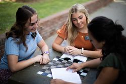 Misioneras enseñando a una mujer