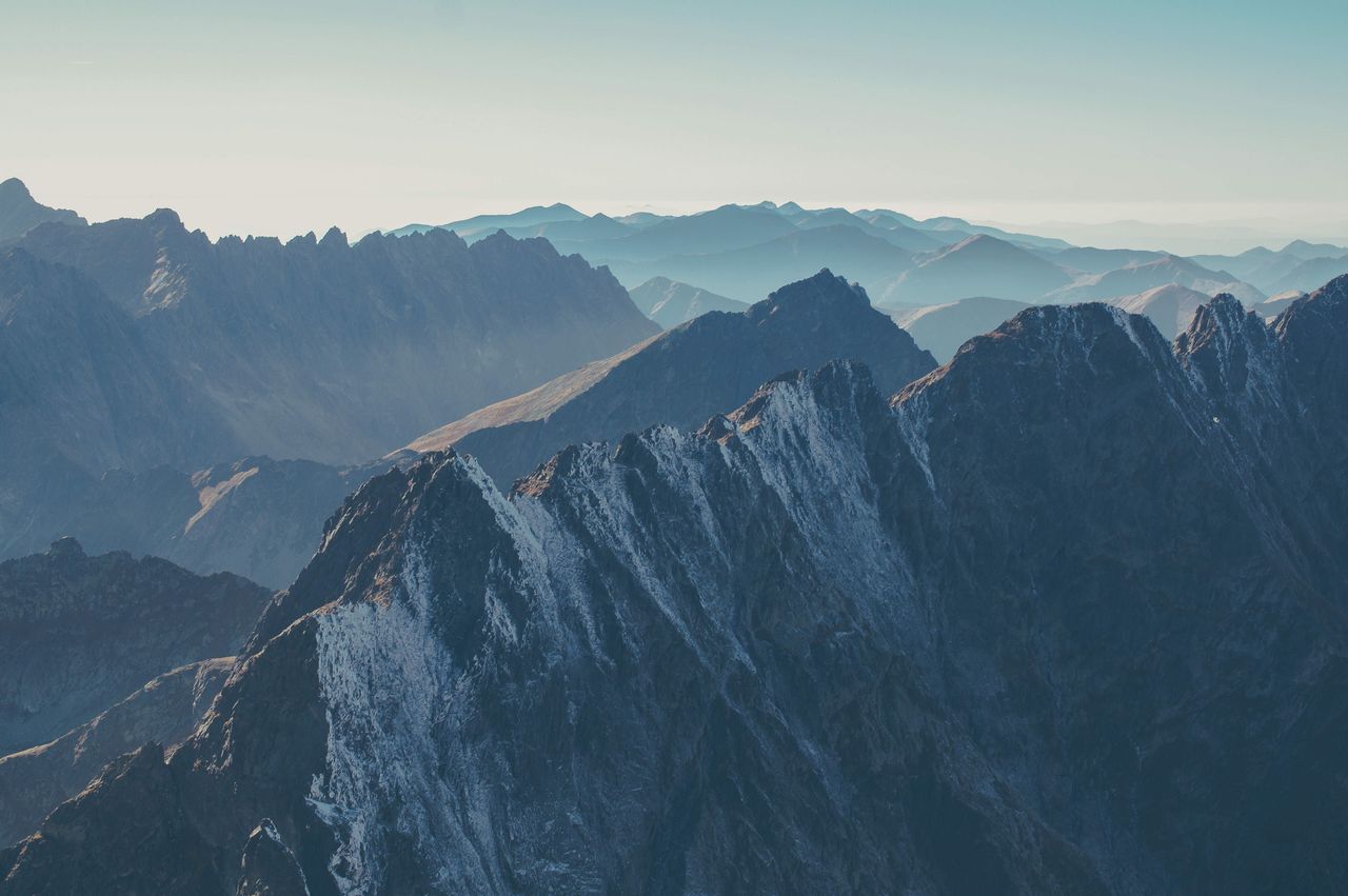 La cima de una montaña muestra que la mano de Dios está en todo
